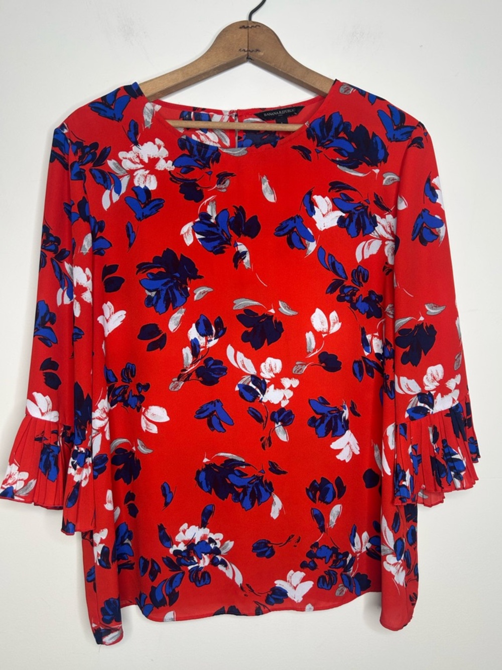 Banana Republic Red Blue Floral Polyester Blouse 3/4 Length Pleated Cuffs Size L